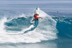 O surfista indonésio Dede Suryana a verticalizar de backside.