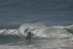 Kelly Slater mostra um surf de belíssima elegância ao lapidar as ondas perfeitas de Kirra