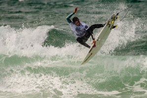 Elohe Alvarez a competir na Liga MEO Surf
