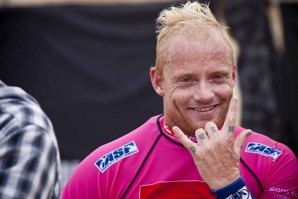 Australiano Mick Campbell sofre acidente no free surf