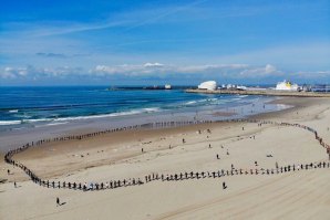 A incrível moldura humana na praia de Matosinhos este Sábado dia 14 de Abril