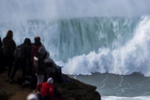 Nevoeiro cerrado na Praia do Norte detém inicio do Nazaré Tow Surfing Challenge