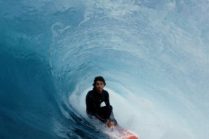 Craig Anderson mostra como se surfa ondas tubulares rápidas com muito estilo e descontração