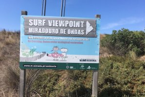 Na foto acima onde se lê miradouro do surf em São João da Caparica. E pela lei Portuguesa não se pode surfar.