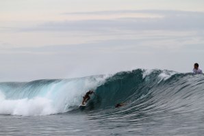 Bernardo Seabra é um master surfista que costuma frequentar os tubos Indonésios