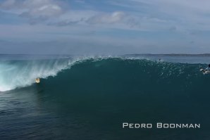 Pedro Boonman aperfeiçoa a sua técnica nos tubos ao surfar as ondas de Hidden Bay