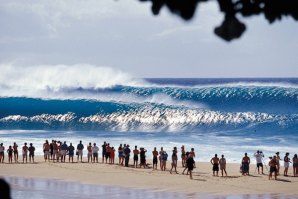Pipeline a quebrar no segundo recife. Click - surfing-waves.com