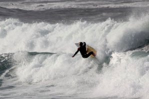 Guilherme Fonseca (nesta foto em sessão de free surf) teve um desafio acrescido devido às dificeis condições climatéricas no seu heat. O atleta Português saiu-se muito bem e passou a sua eliminatória em 1º lugar