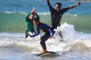 ONG USA SURF COMO TERAPIA PARA JOVENS NA ÁFRICA DO SUL