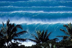 São esperadas ondas de 9 metros para esta 4ª feira no North Shore. 