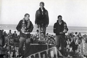 Os vencedores do Campeonato Mundial de Surf de 1964: 1º Midget Farrelly (centro, AUS), 2º Mike Doyle (esquerda, EUA), 3º Joey Cabell (direita, HAW). Foto: Jack Eden
