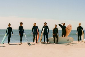 SURFISTAS AMERICANOS CRIAM CLUBE DE SURF QUEER