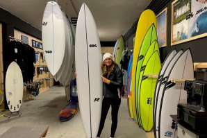 Justine Dupont esteve na fábrica Portuguesa da Orf Surfboards