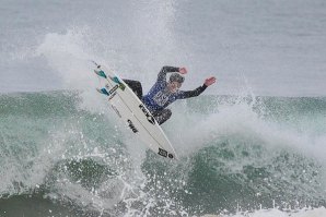 O explosivo Levi slawson - Pic por DHD Surfboards