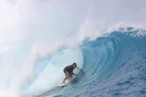 Nic Von Rupp surfa ondas pesadas e perfeitas nas Mentawai