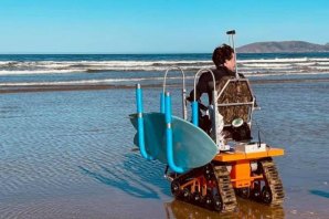 Estudantes universitários criam cadeira de rodas inovadora para dar mais independência a surfistas com deficiência  