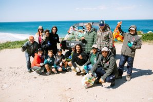 Nic Von Rupp realizou uma acção de limpeza de praia na Nazaré, com Miguel Blanco e João Macedo