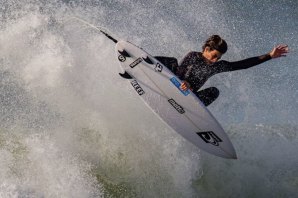 Gui Ribeiro a voar - ishootu surfphoto