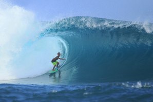 Pequeno surfista deu nas vistas em swell XXL que varreu Bali. 
