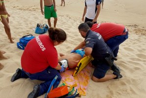 Apesar desta foto não ilustrar a morte súbita, mostra os profissionais de saúde em Portugal e ação numa Praia a dar assistência a um banhista que se aleijou a mergulhar no mar - Foto- INEM