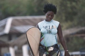 Kadiatu Kamara é a primeira mulher a fazer Surf na Serra Leoa.