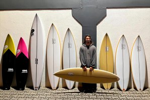 Miguel Blanco com o quiver da ORG Surfboards