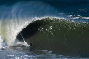 Blanco dropa uma das ondas maiores que já vimos serem surfadas à remada na Costa Oeste Portuguesa. Click por Luis Bento