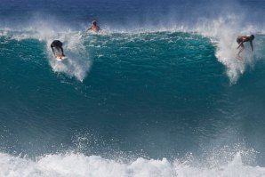 Uma surfada em Backdoor com ondas em abundância, com Eli Olson e Griffin Colapinto, entre outros