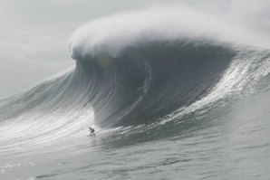 Justine Dupont na nazaré poderá ter batido o recorde Mundial de ondas grandes 
