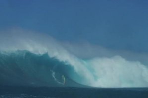Surfista e Windsurfer sofrem queda violenta em Jaws, numa sessão de ondas pesadas