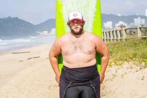 “Você também pode”: surfista brasileiro de 135kg mostra que o surf é para qualquer um