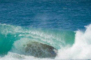 NA AUSTRÁLIA A TEMPESTADE CHAMA-SE LINDA E PRODUZIU UMA SESSÃO DE SURF IMPERDIVEL
