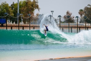 Frederico Morais manobra forte na onda artificial do Surf Ranch