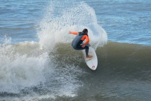 Rodrigo Herédia, sempre que pode, mete o surf no pé. 