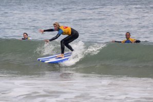 Muitos turistas do Norte da Europa vêm ter uma experiência de Surf em Portugal