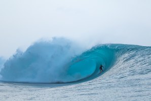 Surfista Brasileiro faz uma onda grande de mais de um minuto terminando-a com um belo tubo