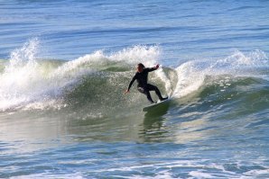 Manuel Rui ex seleccionador de Surf desfruta das ondas do grande Porto com grande frequência. Click por Pikas na onda do BPA em Gaia