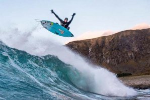 Vê Mick Fanning a surfar na Noruega