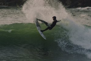 AS ONDAS GELADAS DO CANADÁ SURFADAS PELO SURFISTA LOCAL PETER DEVRIES 