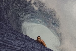 Jovem surfista Laura Coviella atira-se às ondas grandes das Ilhas Canárias
