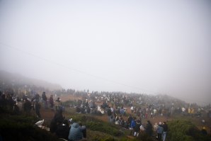 Milhares se pessoas deslocaram-se à Nazaré mas nada viram mais do que uma forte névoa sobre a Praia do Norte