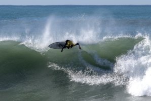 SURF EM RIBEIRA DE ILHAS COM ONDAS DE CERCA DE 3 METROS