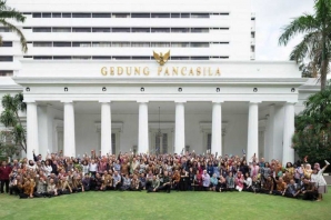 Foreign Minister Retno Marsudi and her staff pose with reusable water bottles in front of the Pancasila Building in Central Jakarta. (Photo courtesy of the Ministry of Foreign Affairs)