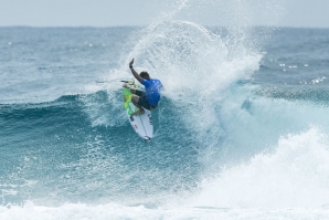 QUIKSILVER PRO GOLD COATS KICK OFF WITH CLEAN CONDITIONS
