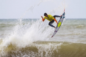MEDINA AND SLATER OUT, WORLD TITLE TO BE DECIDED IN PIPELINE