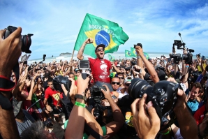 Filipe Toledo wins at Rio