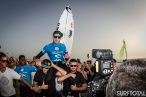 MICK FANNING TRIUMPHS IN PORTUGAL AND THREATENS MEDINA