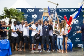   Jeremy Flores, France’s Team Captain celebrates historic Team Victory / Credit FFSurf Arrieta
