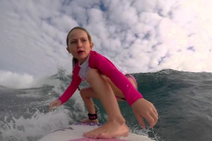9 YEAR OLD GIRL SURF IN MENTAWAI - INDONÉSIA