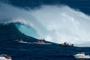 THE GIANT WAVE SUPER SESSION AT PEAHI&#039;S CAPTURED IN 4K